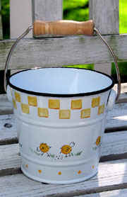 birds_tin/chickie_pail_4.jpg (86390 bytes)