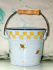 birds_tin/enamelpail_sm.jpg (86390 bytes)