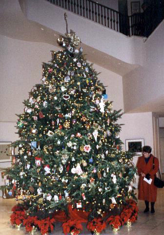nmwa99holidaytree.jpg (119764 bytes)